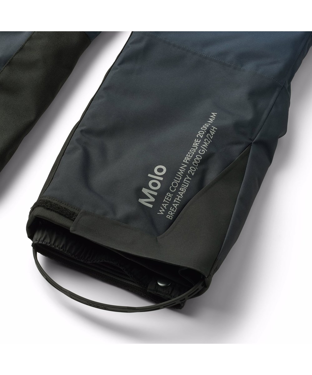 Hux - Blue Ice - Vind- og vandtæt flyverdragt i blå gradientfarver til en kold vinter eller skiferien til en kold vinter eller skiferien i genanvendt polyester og vatteret med 3M™ Thinsulate™.