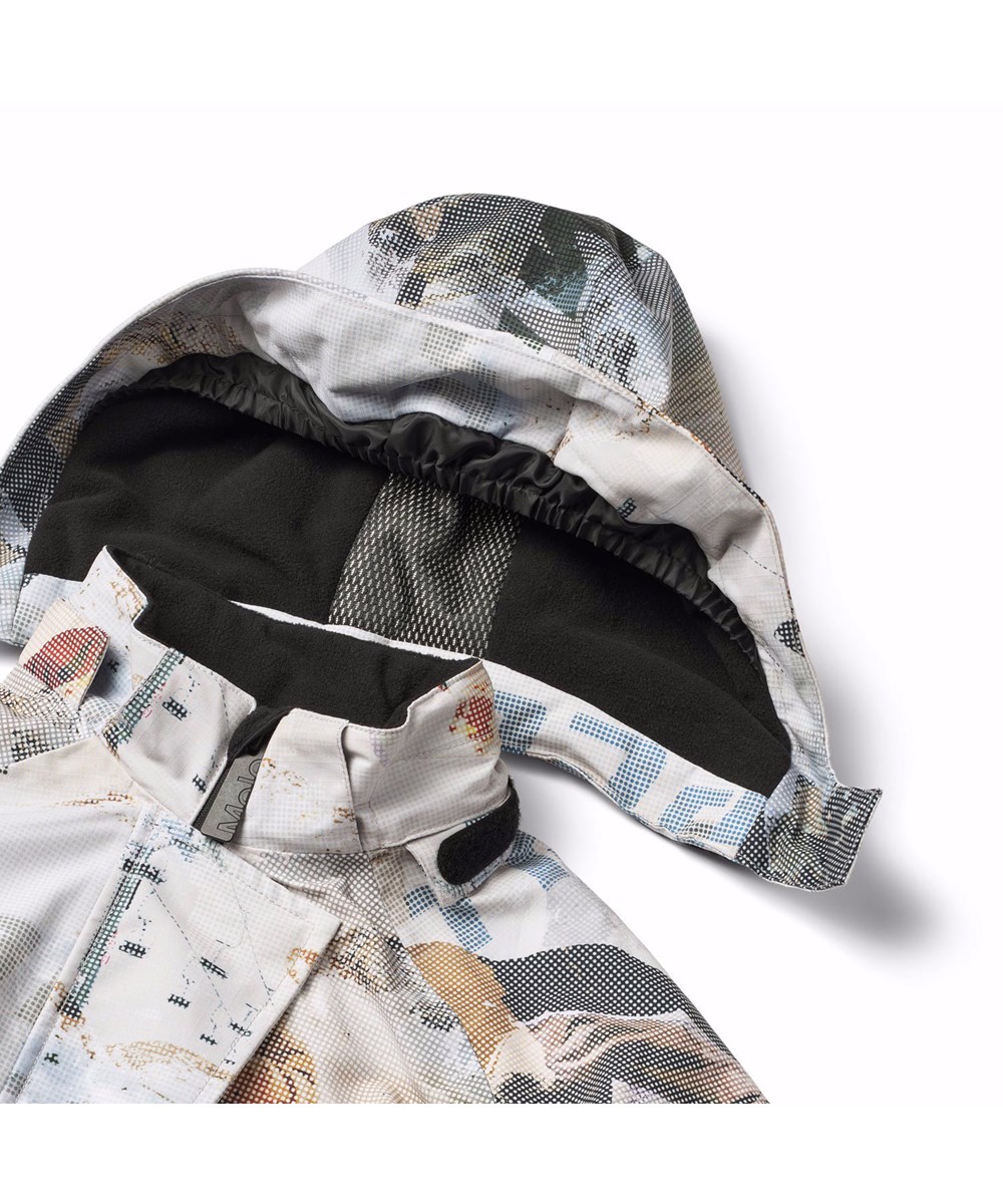 Hux - Spin 1260 - Flyverdragt til en kold vinter eller skiferie i genanvendt polyester, med et pixeleret print af cool snowboarder i alperne. Dragten er vind og vandtæt og foret med 3M™ Thinsulate™