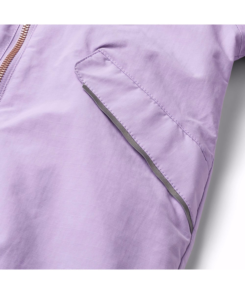 Hyde - Viola - Lilla flyverdragt til en kold vinter i genanvendt polyester. Flyverdragten har elastik i lænden, ved ærme- og ben afslutning, så sne, regn og vind holdes ude, samt holder på luffer og støvler