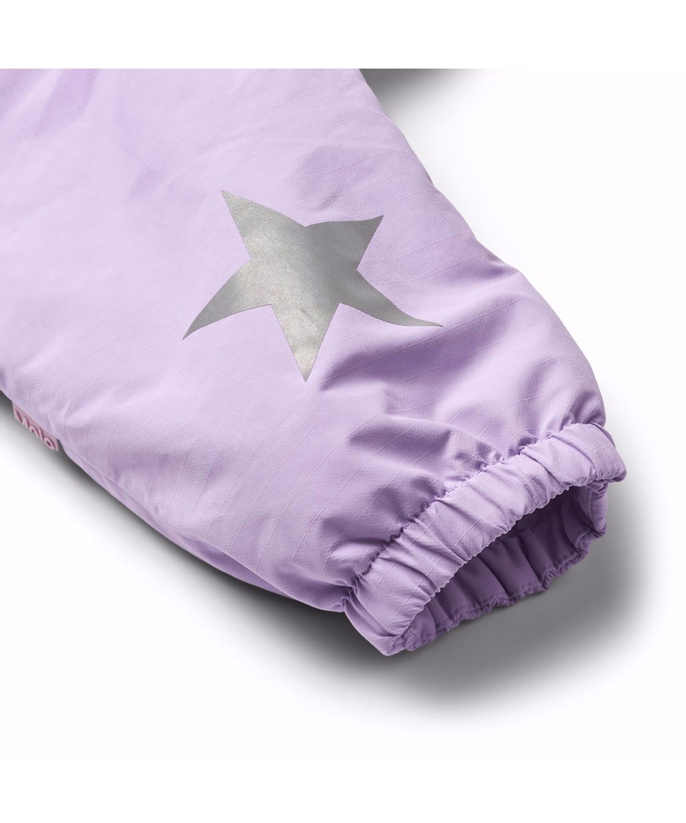 Hyde - Viola - Lilla flyverdragt til en kold vinter i genanvendt polyester. Flyverdragten har elastik i lænden, ved ærme- og ben afslutning, så sne, regn og vind holdes ude, samt holder på luffer og støvler