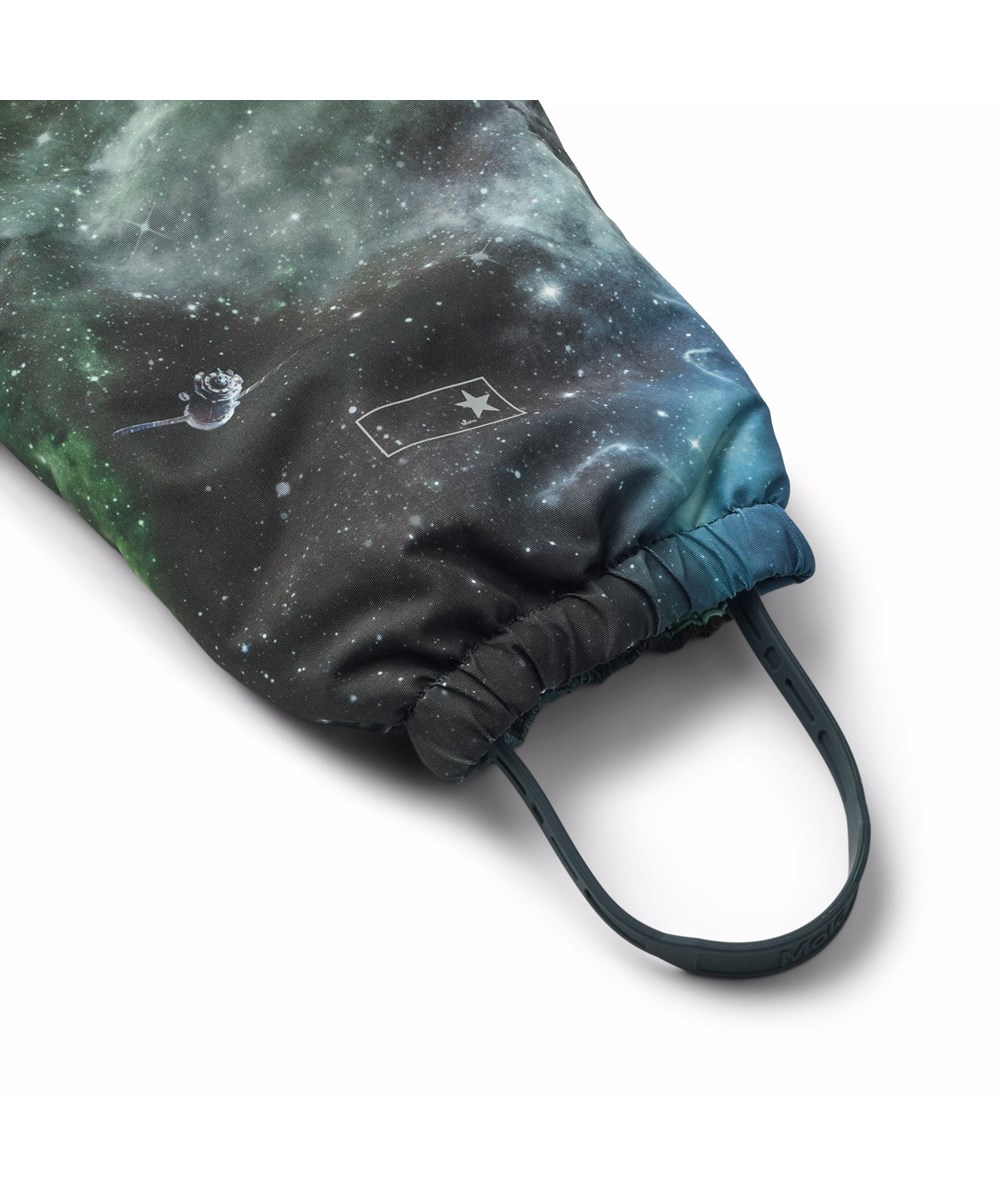 Hyde - Far Out - Vandafvisende flyverdragt med spaceprint til de mindste, fremstillet i genanvendt polyester.