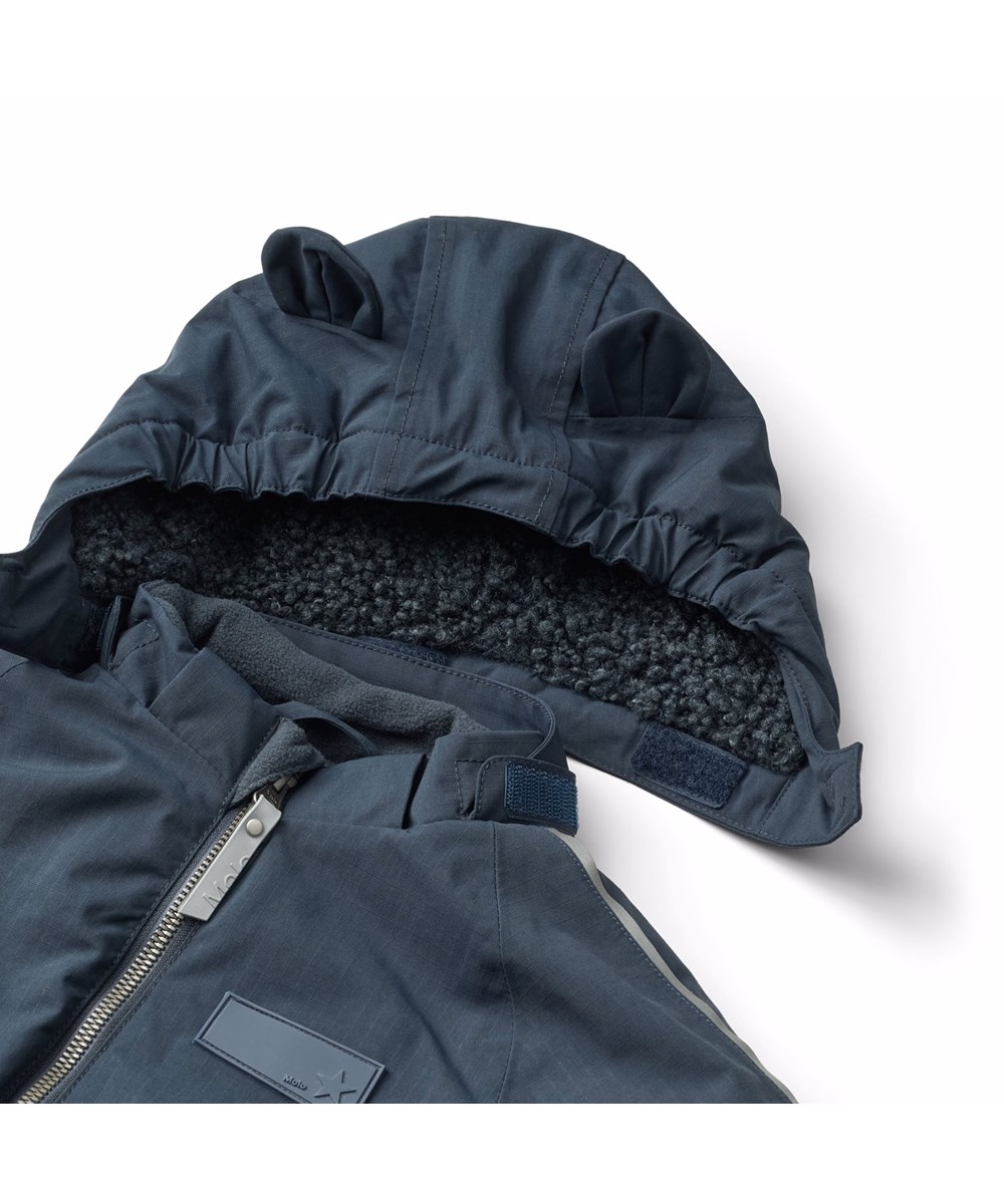 Hyde - Night Navy - Vandafvisende mørkeblå flyverdragt til de mindste, fremstillet i genanvendt nylon.