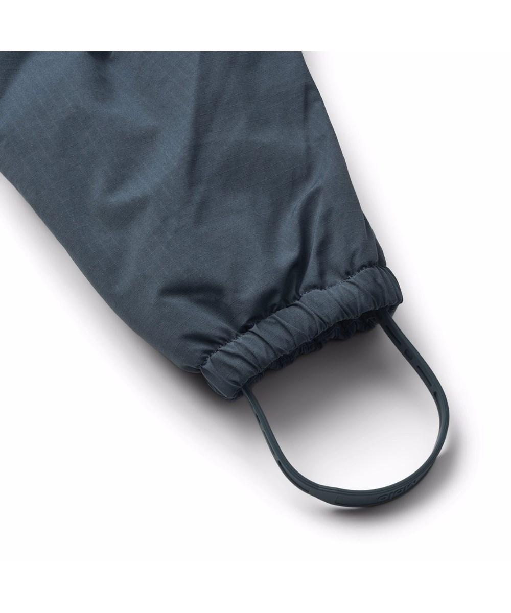 Hyde - Night Navy - Vandafvisende mørkeblå flyverdragt til de mindste, fremstillet i genanvendt nylon.