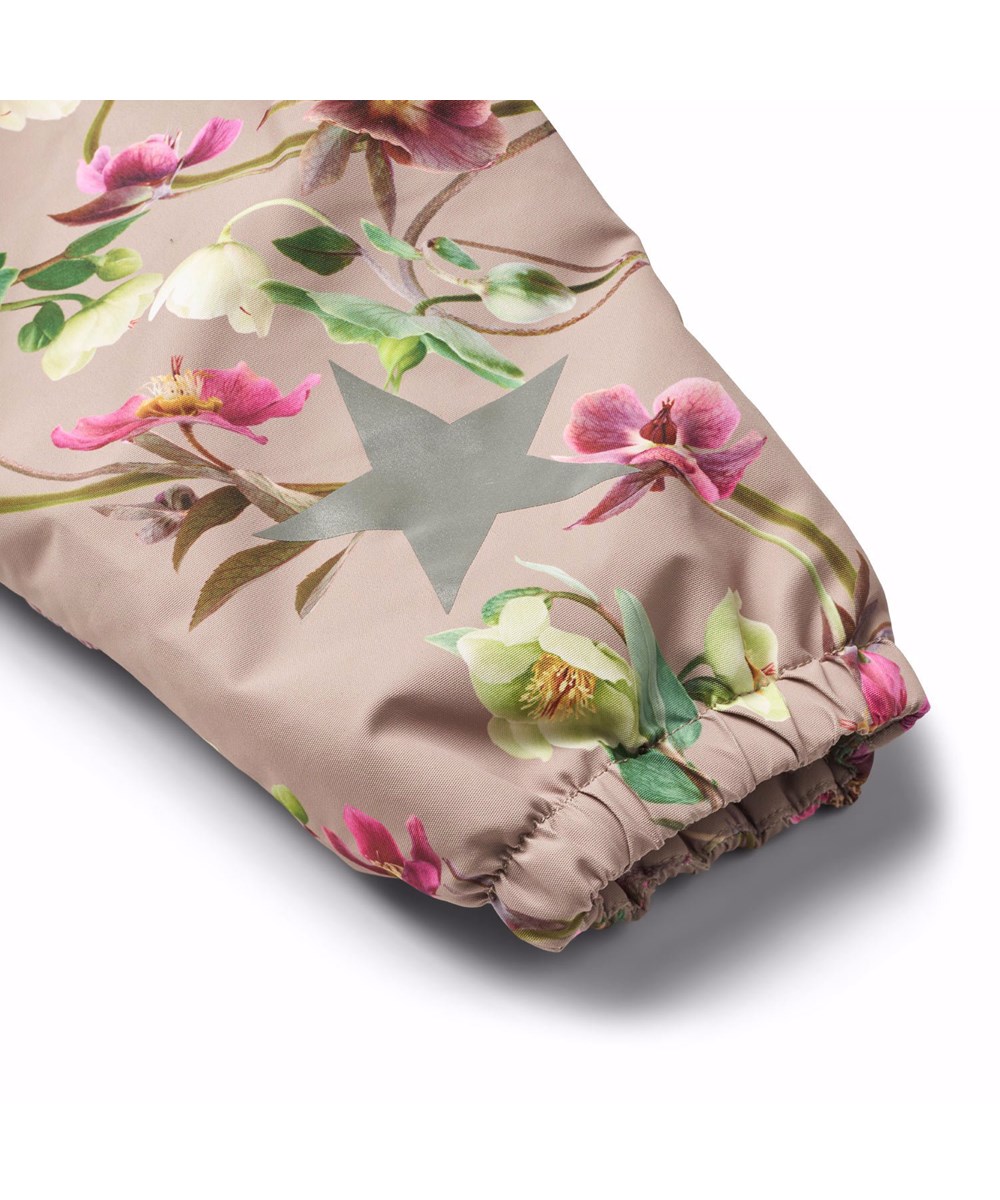 Hyde - Winter Roses - Mørkegrøn flyverdragt til en kold vinter i genanvendt polyester. Flyverdragten har elastik i lænden, ved ærme- og ben afslutning, så sne, regn og vind holdes ude, samt holder på luffer og støvler