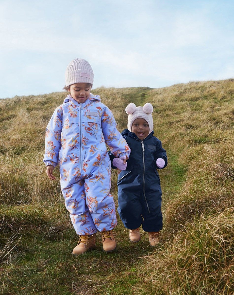 Pingo - Cosmic Mimosa - Recycled lyslilla flyverdragt med print af orange grene