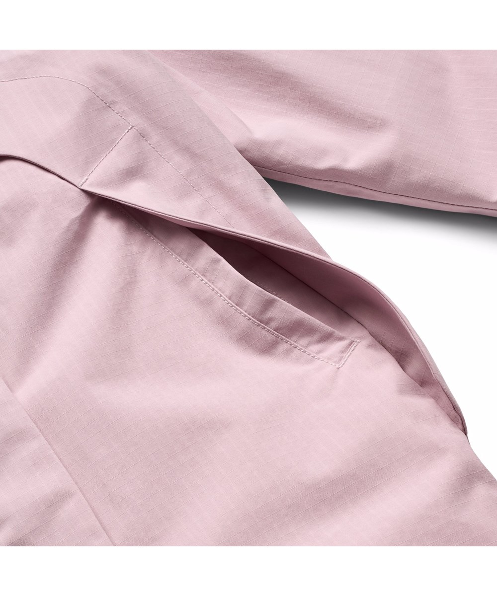 Pingo - Blue Pink - Vandafvisende lyserød flyverdragt, fremstillet i genanvendt nylon samt temperatur ned til -10°C.