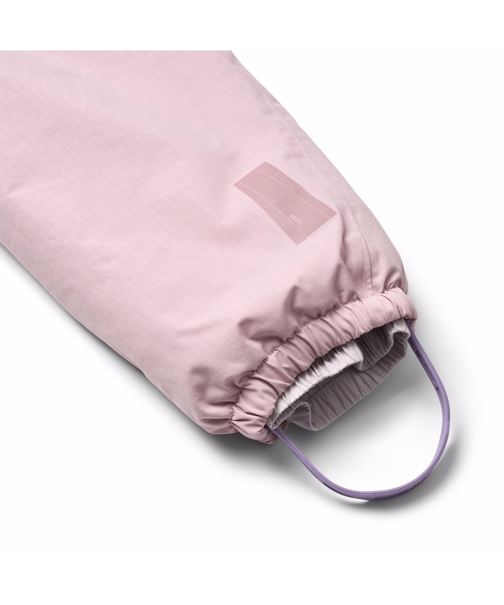 Pingo - Blue Pink - Vandafvisende lyserød flyverdragt, fremstillet i genanvendt nylon samt temperatur ned til -10°C.