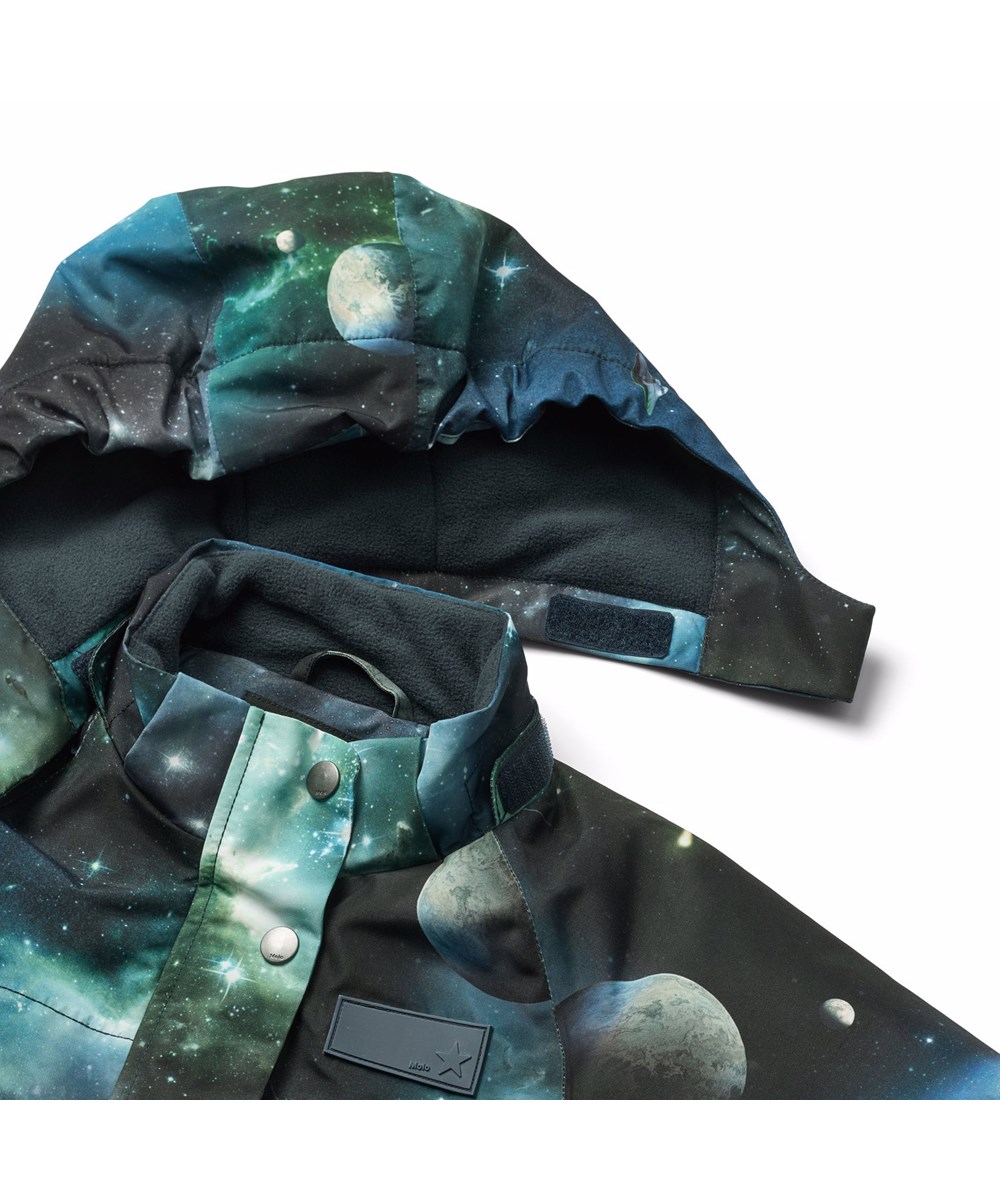 Pingo - Far Out - Vandafvisende flyverdragt med spacprint, fremstillet i genanvendt nylon samt temperatur ned til -10°C.