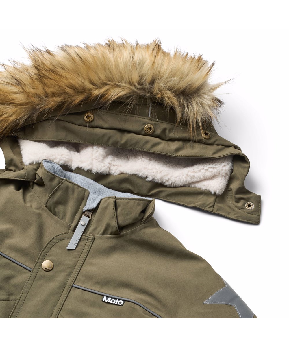 Polaris Fur - Bark Green - Vind- og vandtæt mørkegrøn flyverdragt til en kold vinter eller skiferien til en kold vinter eller skiferien i genanvendt nylon og vatteret med 3M™ Thinsulate™.