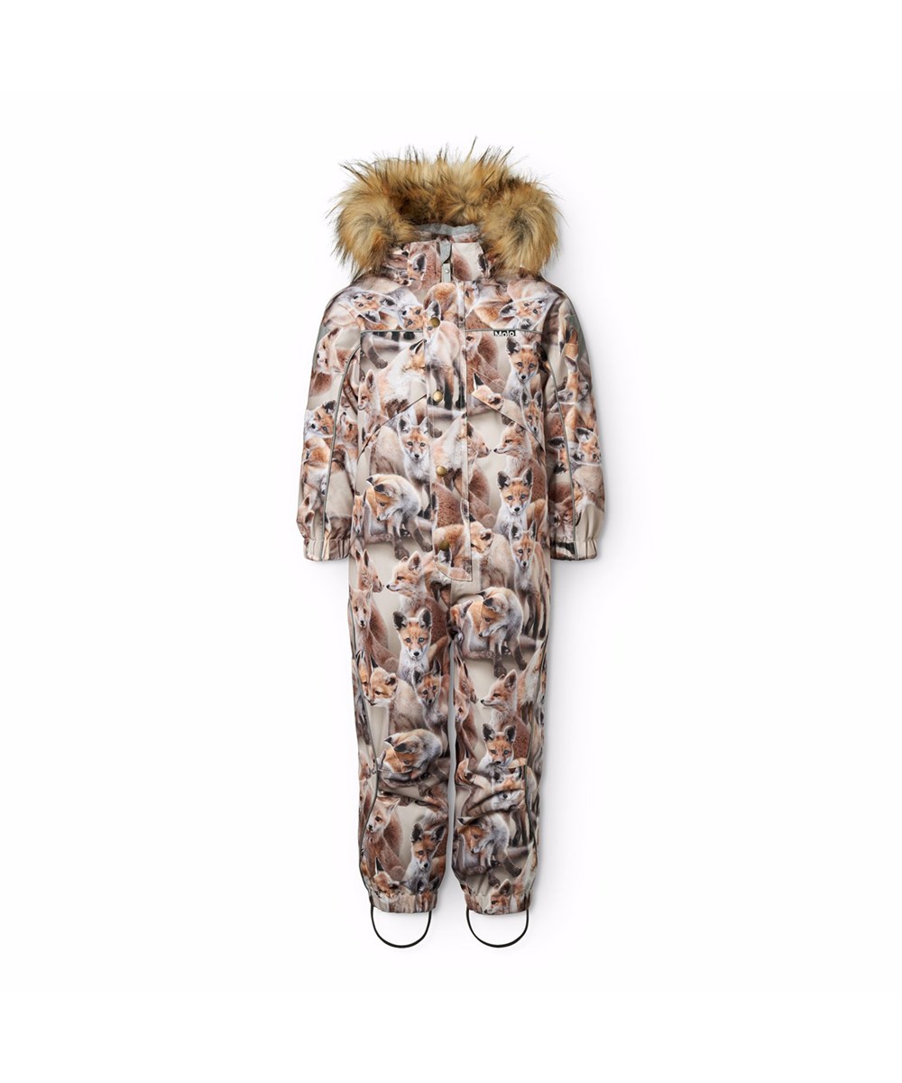 Polaris Fur - Playing Foxes - Vind- og vandtæt flyverdragt med et print af ræveunger i brune nuancer til en kold vinter eller skiferien til en kold vinter eller skiferien i genanvendt polyester og vatteret med 3M™ Thinsulate™.