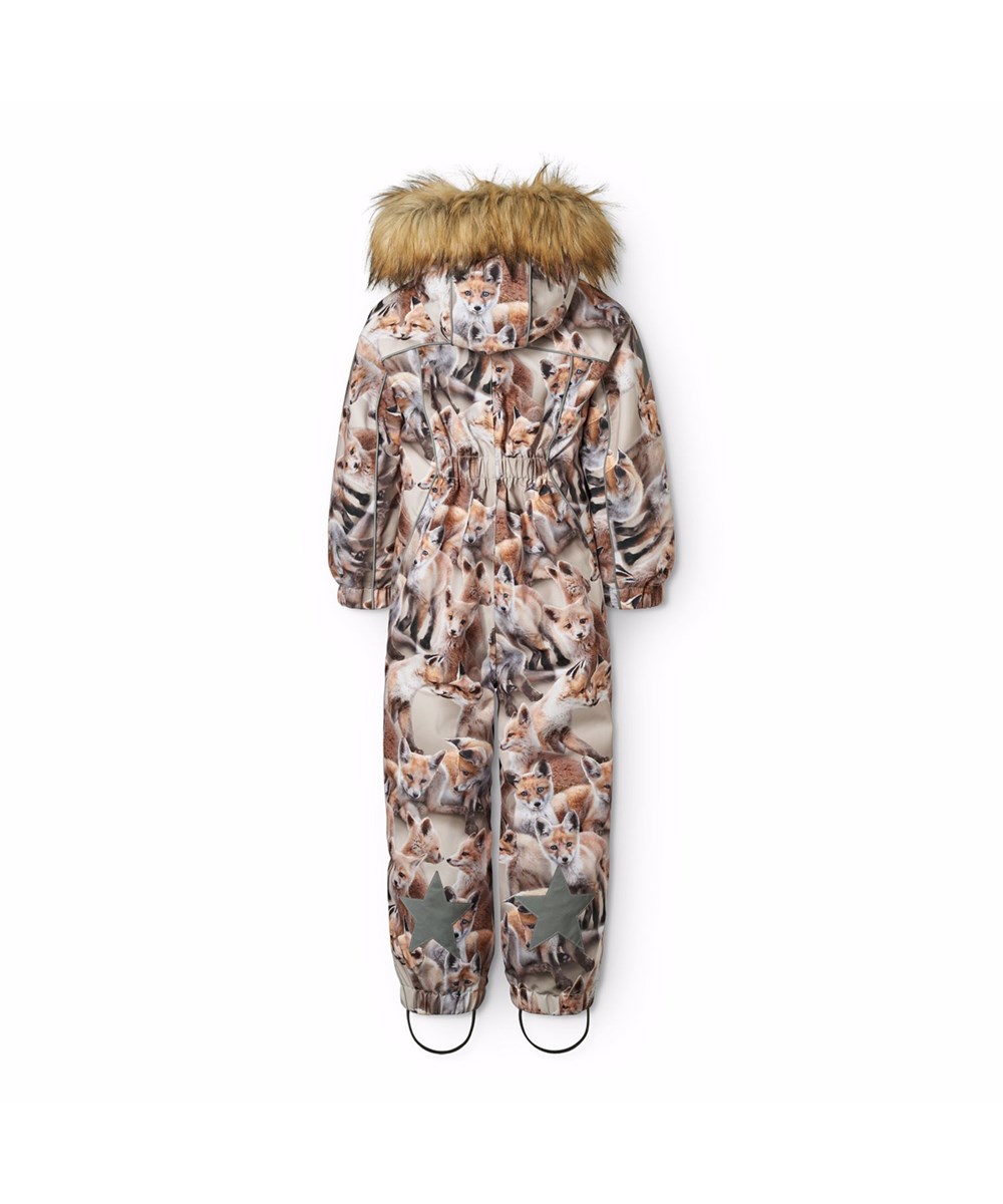 Polaris Fur - Playing Foxes - Vind- og vandtæt flyverdragt med et print af ræveunger i brune nuancer til en kold vinter eller skiferien til en kold vinter eller skiferien i genanvendt polyester og vatteret med 3M™ Thinsulate™.