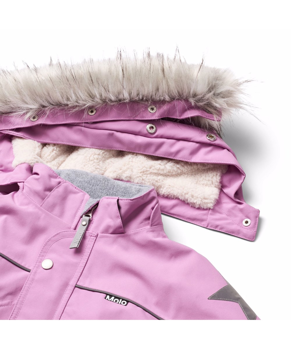 Polaris Fur - Purple Ray - Vind- og vandtæt lilla flyverdragt til en kold vinter eller skiferien til en kold vinter eller skiferien i genanvendt nylon og vatteret med 3M™ Thinsulate™.
