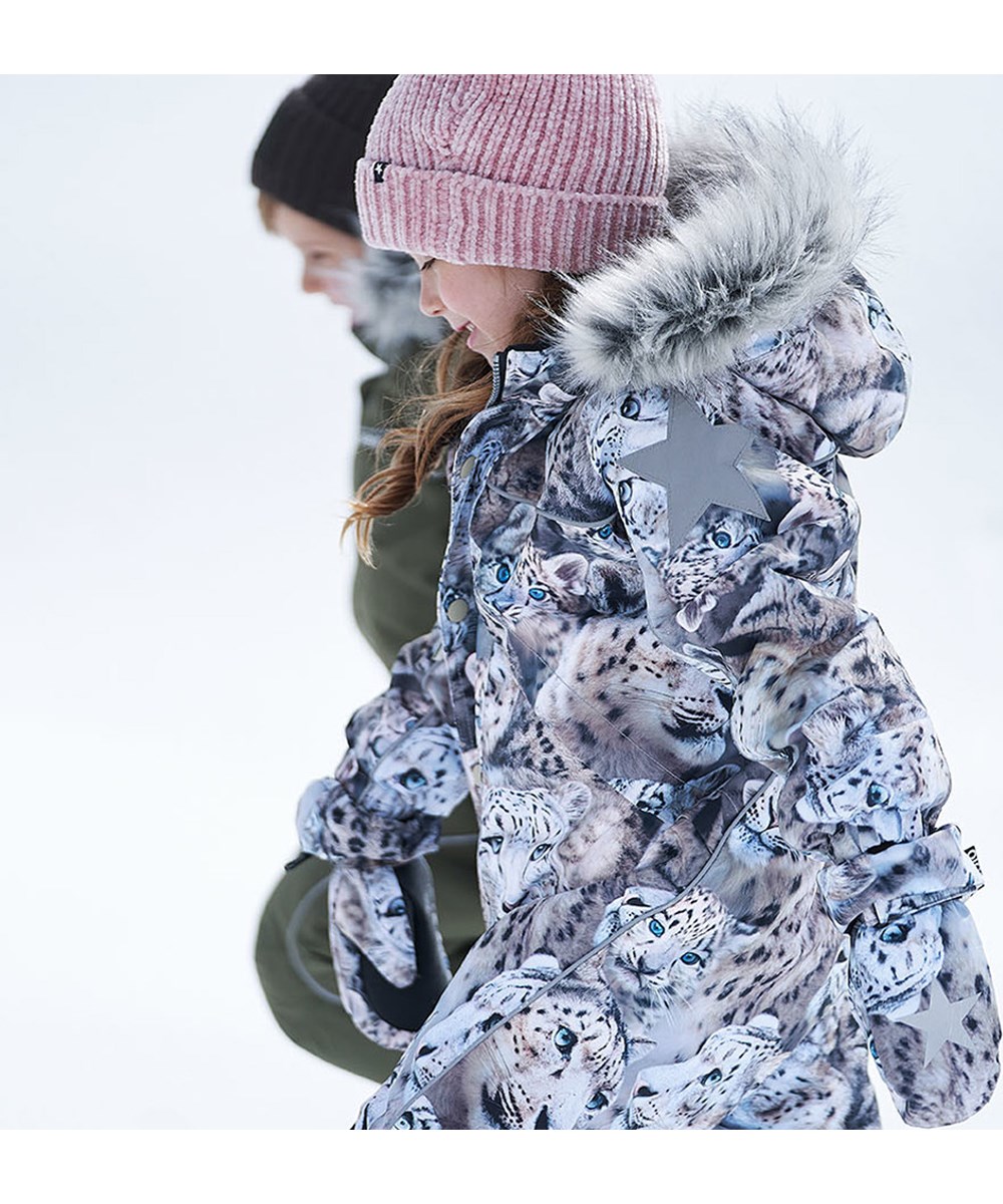 Polaris Fur - Snowy Leopards - Recycled flyverdragt med print af sneleoparder