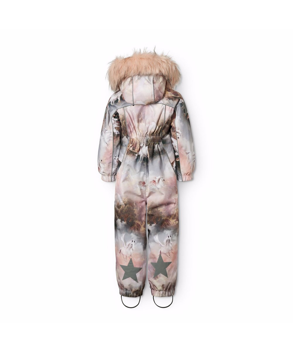 Polaris Fur - Utopia - Vind- og vandtæt flyverdragt med et print af hvide pegasusser i lyserøde pastelfarvede skyer til en kold vinter eller skiferien til en kold vinter eller skiferien i genanvendt polyester og vatteret med 3M™ Thinsulate™.