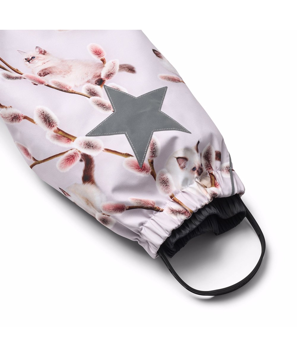 Polaris Fur - Willow Kitten - Vind- og vandtæt flyverdragt med et print af smukke gæslingegrene og hvide kattekillinger til en kold vinter eller skiferien til en kold vinter eller skiferien i genanvendt polyester og vatteret med 3M™ Thinsulate™.