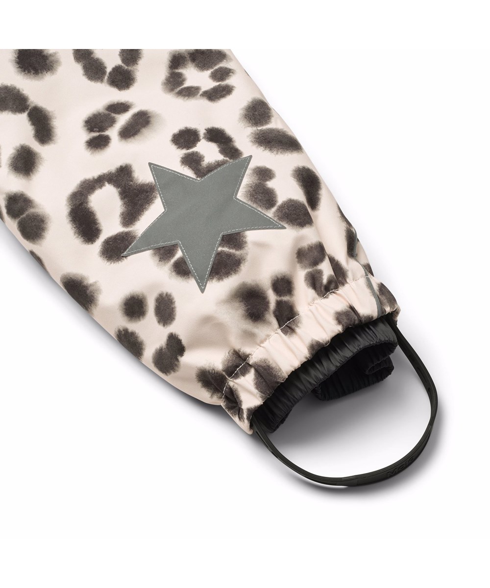 Polaris - Snow Leo - Vind- og vandtæt flyverdragt i unikt leopardprint til en kold vinter fremstillet i genanvendt polyester og vatteret med 3M™ Thinsulate™.