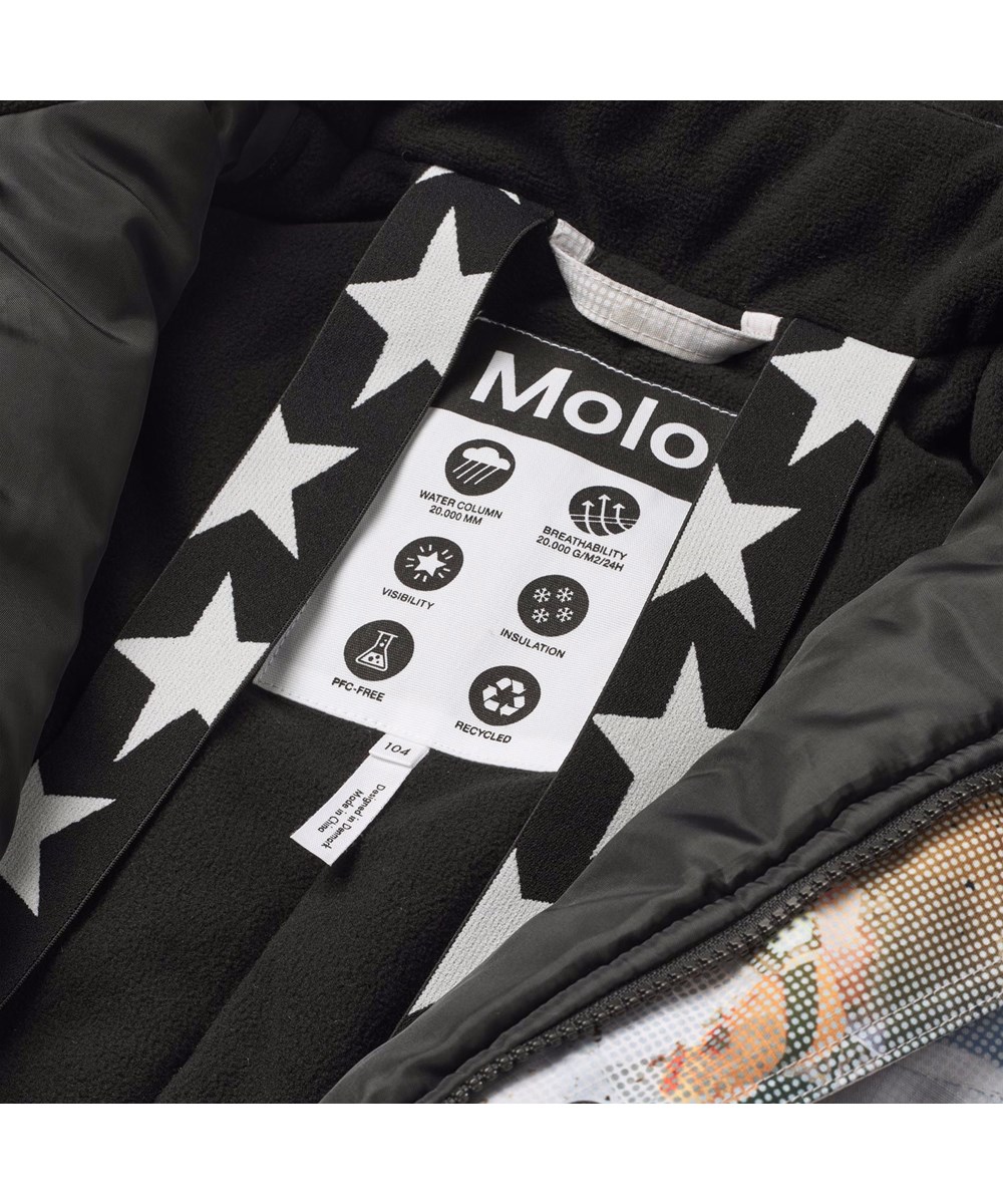 Polaris - Spin 1260 - Flyverdragt til en kold vinter i genanvendt polyester, med et pixeleret print af cool snowboarder i alperne. Dragten er vind og vandtæt og foret med 3M™ Thinsulate™