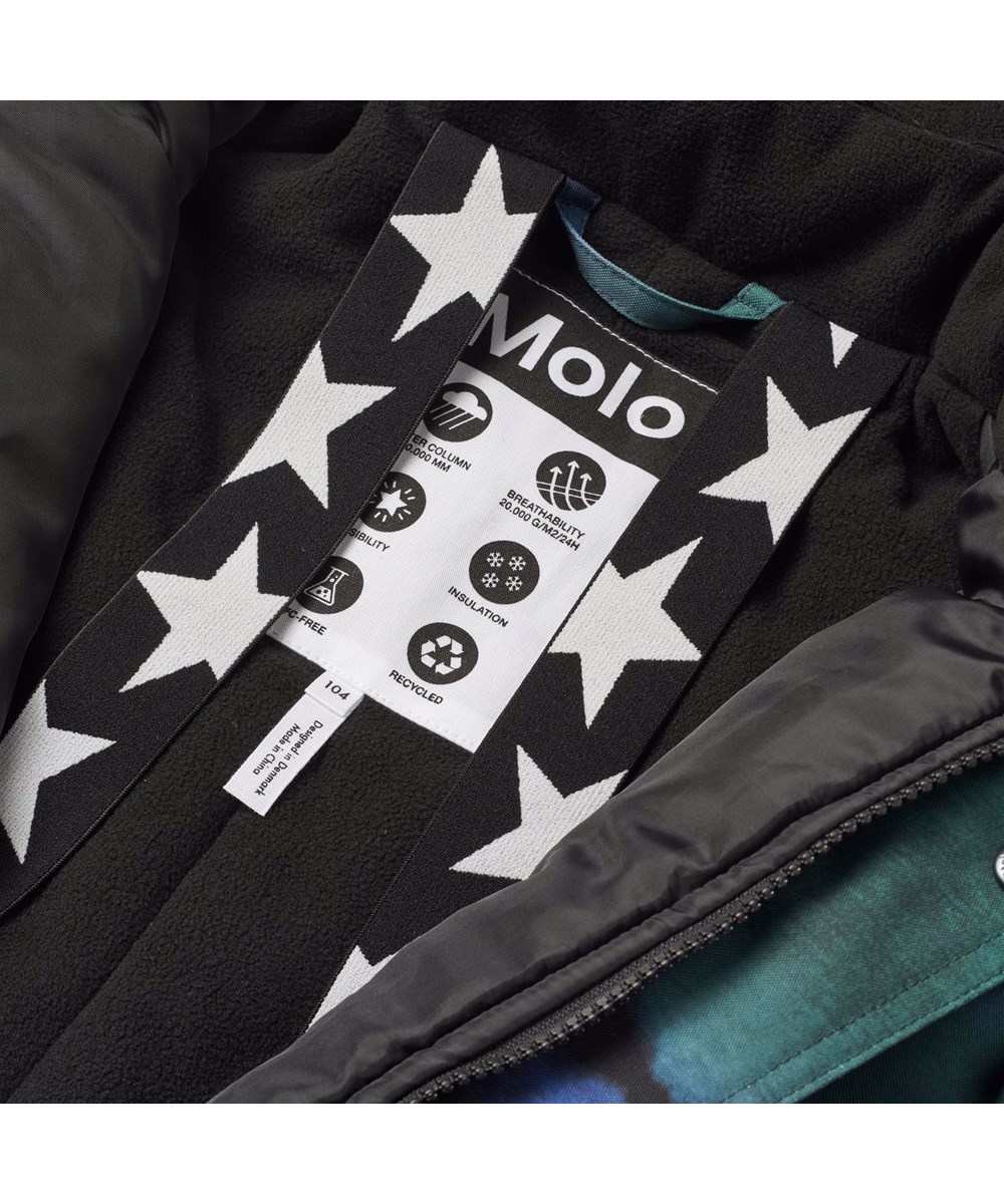 Polaris - Tie Dye Magic - Flyverdragt til en kold vinter i genanvendt polyester, i grønt og blåt  tie-dye. Dragten er vind og vandtæt og foret med 3M™ Thinsulate™