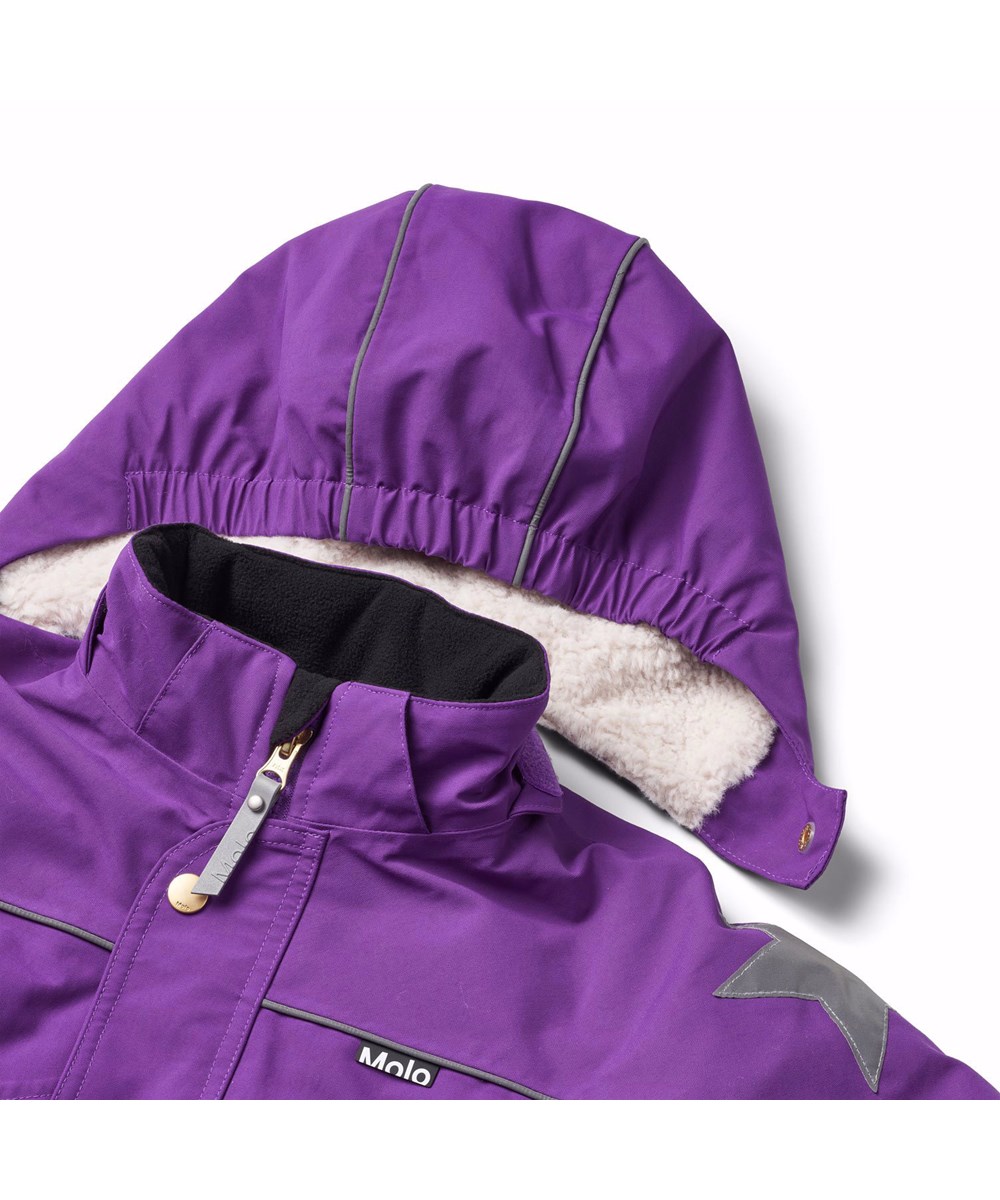 Polaris - Warm Purple - Flyverdragt til en kold vinter i genanvendt polyester, med et print af dinosauer i rummet i blå nuancer. Dragten er vind og vandtæt og foret med 3M™ Thinsulate™