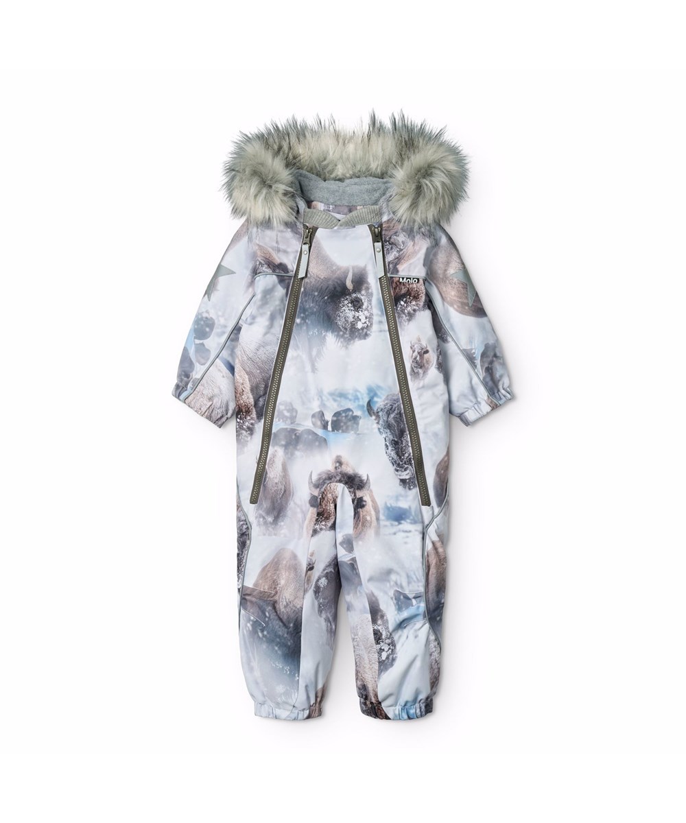 Pyxis Fur - Bison - Vind- og vandtæt flyverdragt til en kold vinter med et print af bisonokser i et snedækket landskab fremstillet i genanvendt polyester og vatteret med 3M™ Thinsulate™.