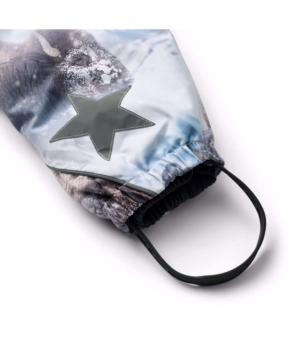 Pyxis Fur - Bison - Vind- og vandtæt flyverdragt til en kold vinter med et print af bisonokser i et snedækket landskab fremstillet i genanvendt polyester og vatteret med 3M™ Thinsulate™.