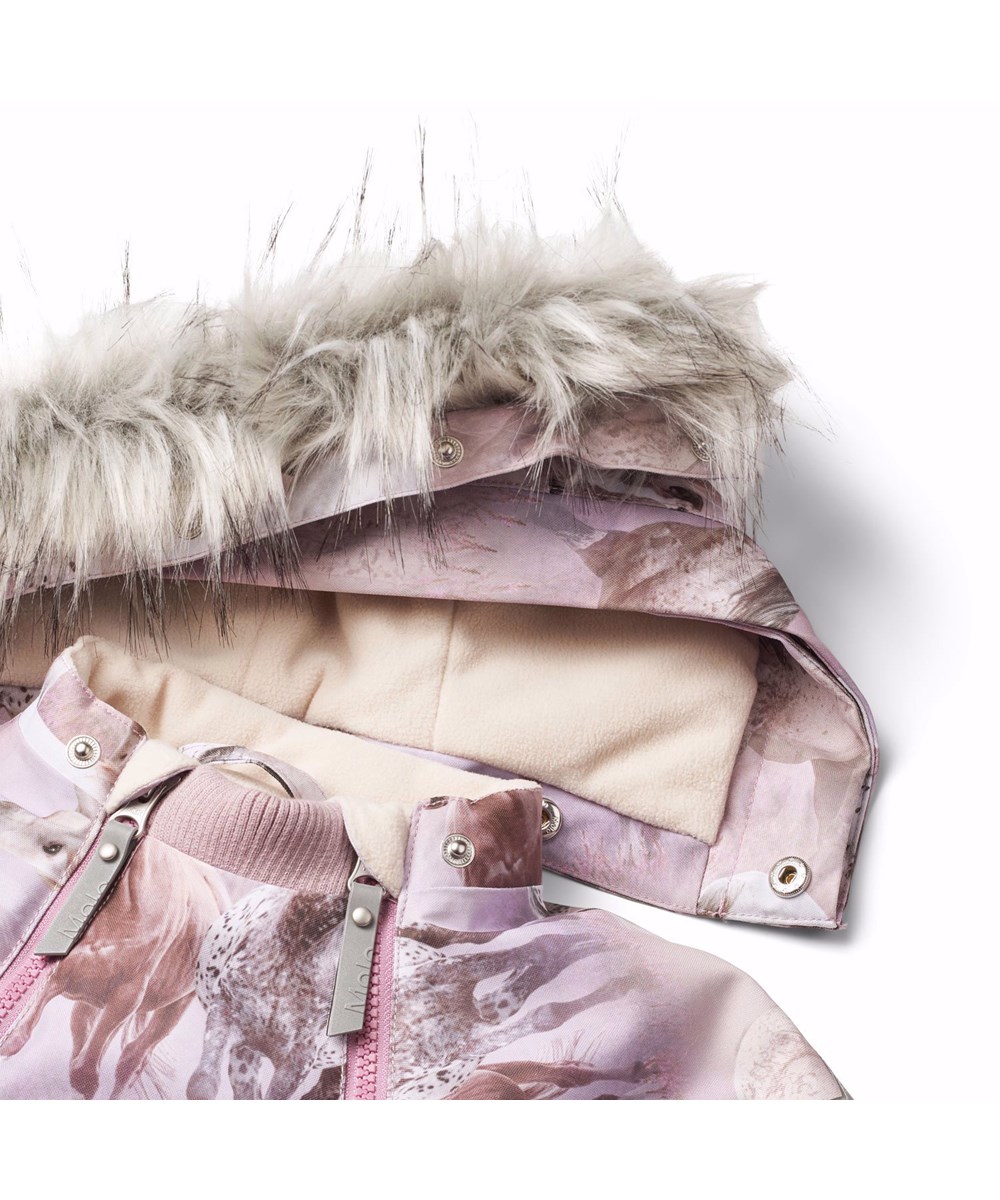 Pyxis Fur - Dreamy Horses - Flyverdragt til en kold vinter i genanvendt polyester, med et print af smukke blomster i friske farver med en bagrund i blå og lilla nuancer. Dragten er vind og vandtæt og foret med 3M™ Thinsulate™