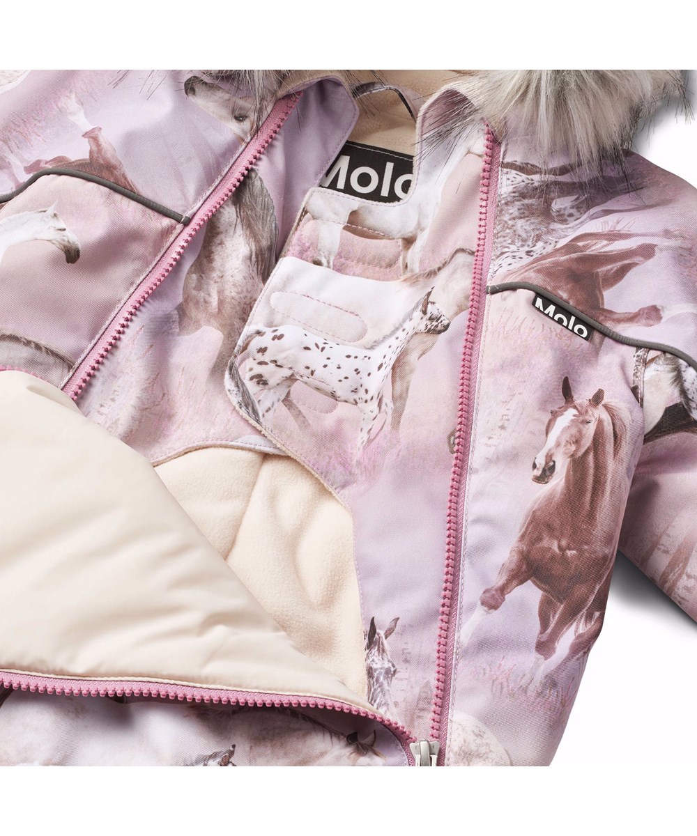 Pyxis Fur - Dreamy Horses - Flyverdragt til en kold vinter i genanvendt polyester, med et print af smukke blomster i friske farver med en bagrund i blå og lilla nuancer. Dragten er vind og vandtæt og foret med 3M™ Thinsulate™