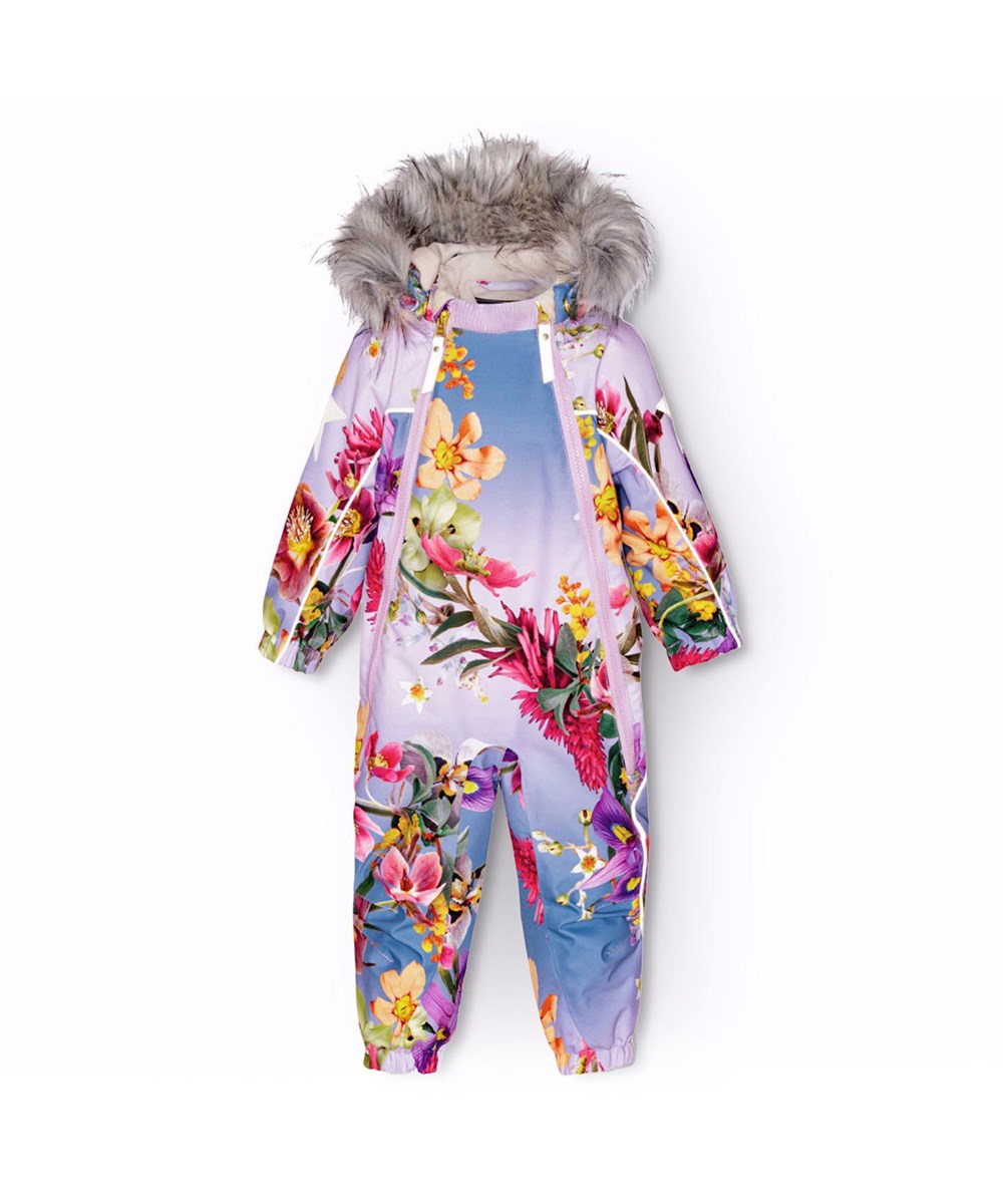 Pyxis Fur - Gradient Bloom - Flyverdragt til en kold vinter i genanvendt polyester, med et print af smukke blomster i friske farver med en bagrund i blå og lilla nuancer. Dragten er vind og vandtæt og foret med 3M™ Thinsulate™