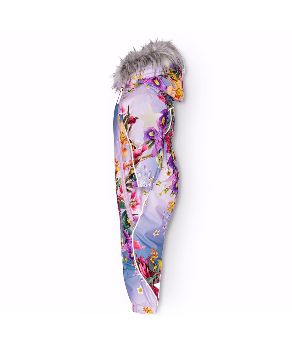 Pyxis Fur - Gradient Bloom - Flyverdragt til en kold vinter i genanvendt polyester, med et print af smukke blomster i friske farver med en bagrund i blå og lilla nuancer. Dragten er vind og vandtæt og foret med 3M™ Thinsulate™
