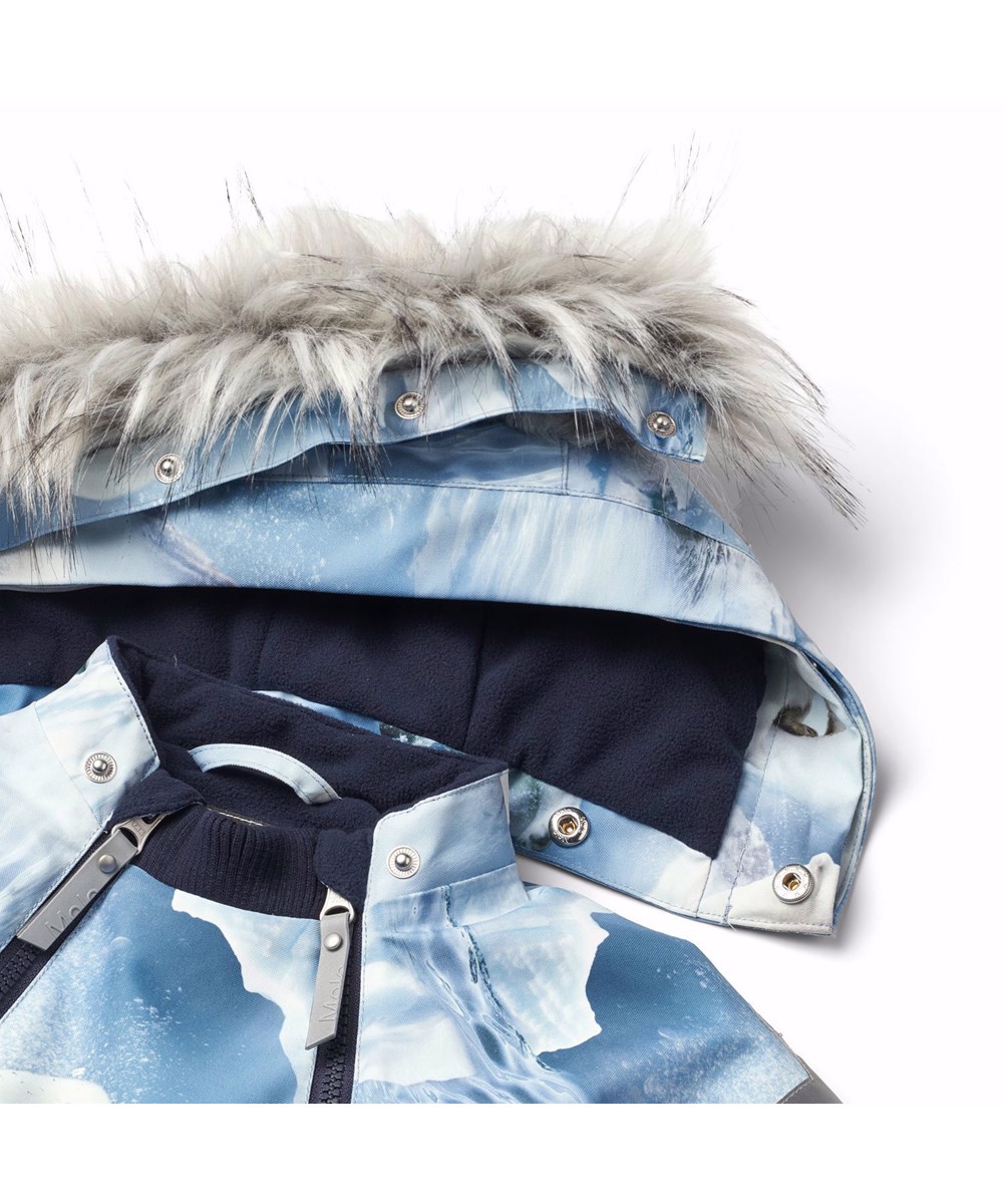 Pyxis Fur - Polar Bear Joy - Flyverdragt til en kold vinter i genanvendt polyester, med et print af kaniner på en grå bagrund. Dragten er vind og vandtæt og foret med 3M™ Thinsulate™