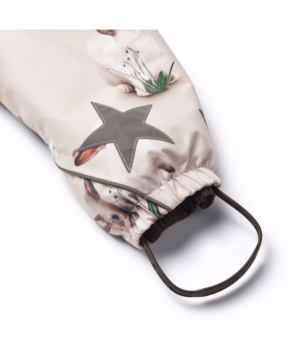 Pyxis Fur - Winter Rabbits - Flyverdragt til en kold vinter i genanvendt polyester, med et print af kaniner på en grå bagrund. Dragten er vind og vandtæt og foret med 3M™ Thinsulate™