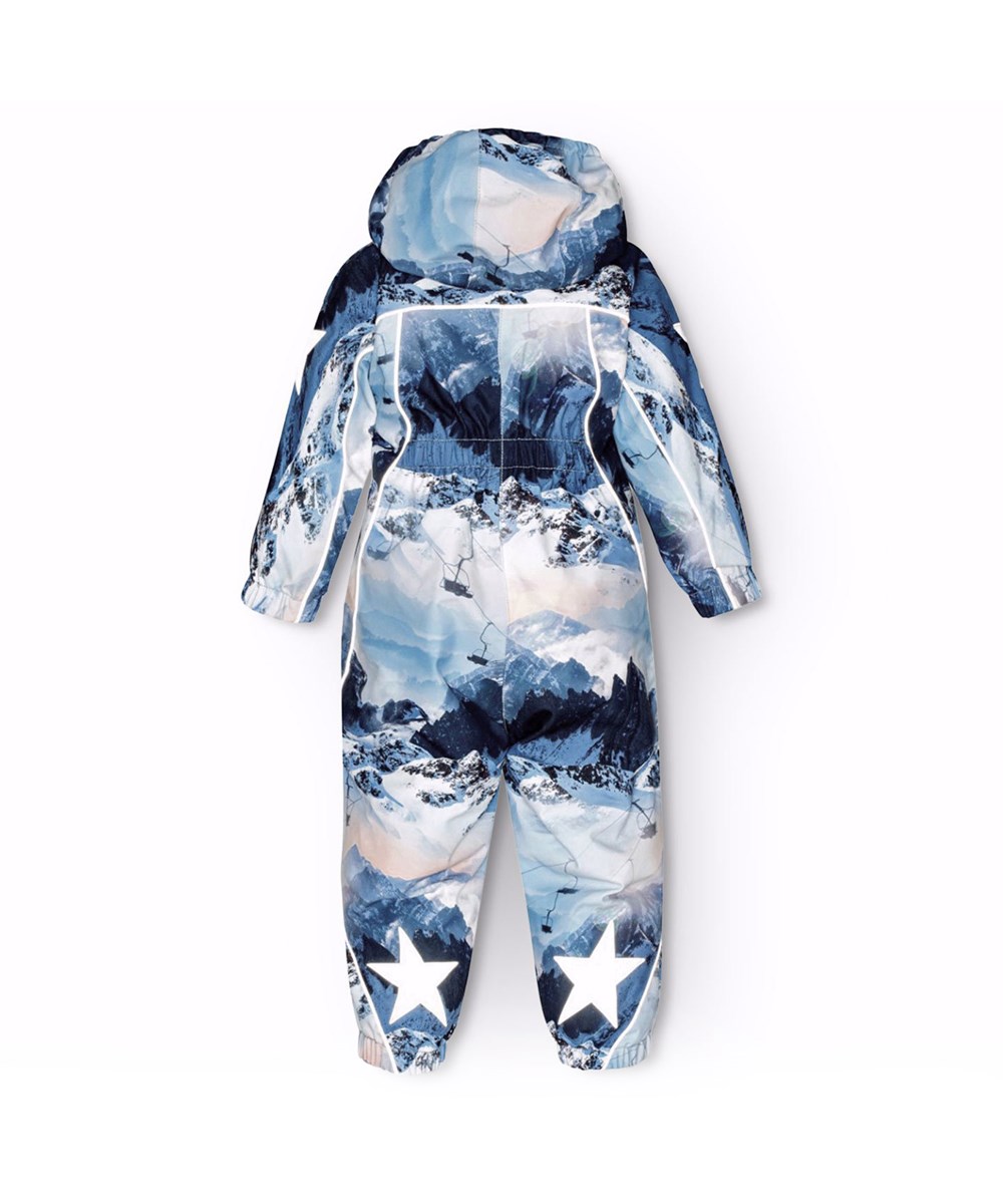 Pyxis - Mountain High - Flyverdragt til en kold vinter i genanvendt polyester, i et vinterlandskabsprint i blå nuancer. Dragten er vind og vandtæt og foret med 3M™ Thinsulate™