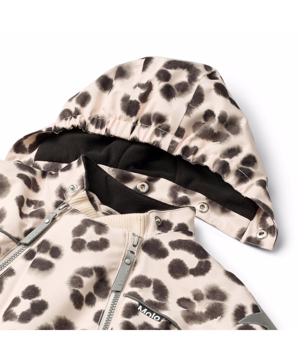 Pyxis - Snow Leo - Vind- og vandtæt flyverdragt til en kold vinter i unikt leopardprint fremstillet i genanvendt polyester og vatteret med 3M™ Thinsulate™.