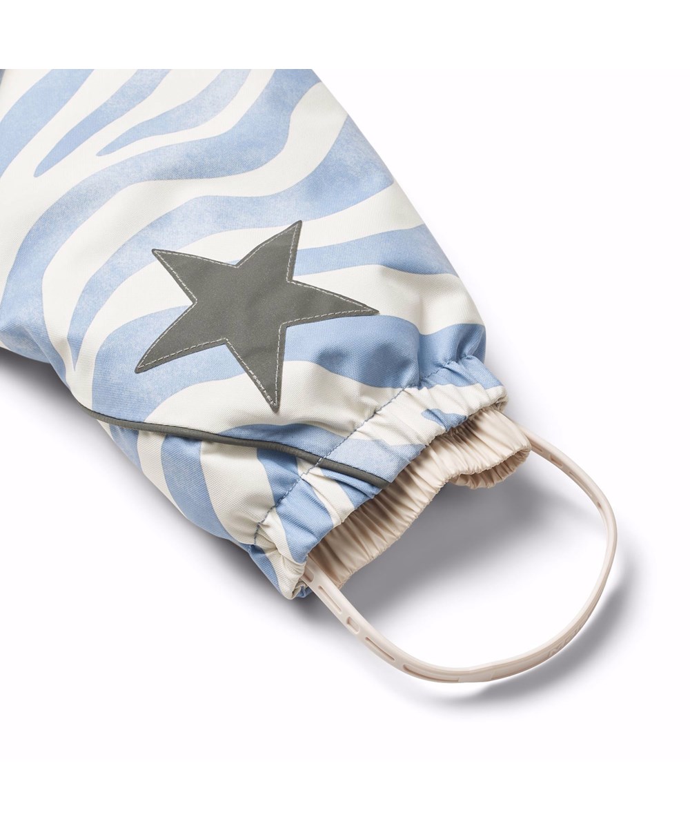 Pyxis - Zebra Blue - Flyverdragt til en kold vinter i genanvendt polyester, med et print i blålilla og råhvide zebrastriber. Dragten er vind og vandtæt og foret med 3M™ Thinsulate™