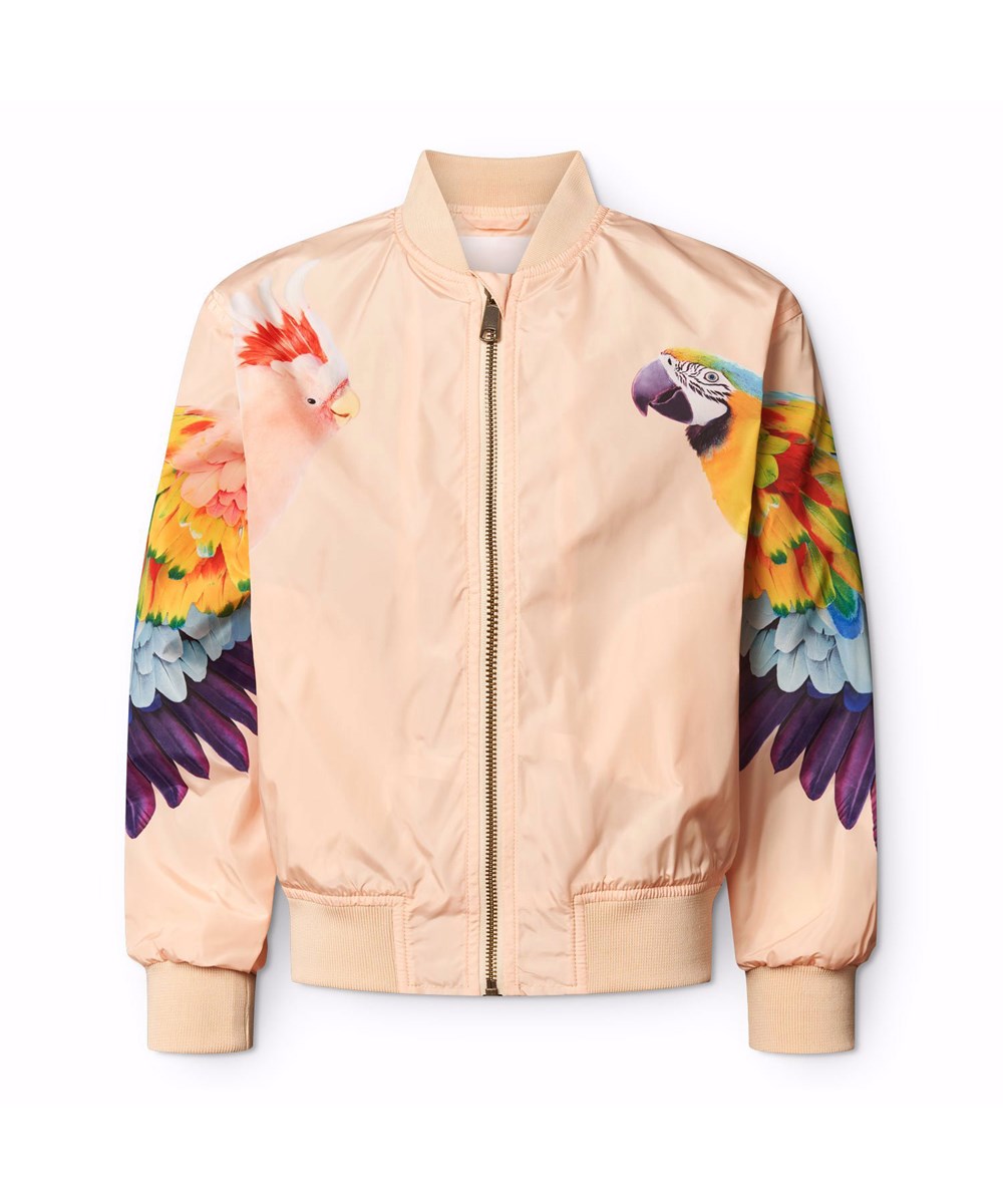 Haliva - Fantasy Parrots - Koralfarvet, vandafvisende (PFC-fri: PFOS og PFOA) bomberjakke til børn i genanvendt polyester med et farverigt print på ærmerne af papegøjer.