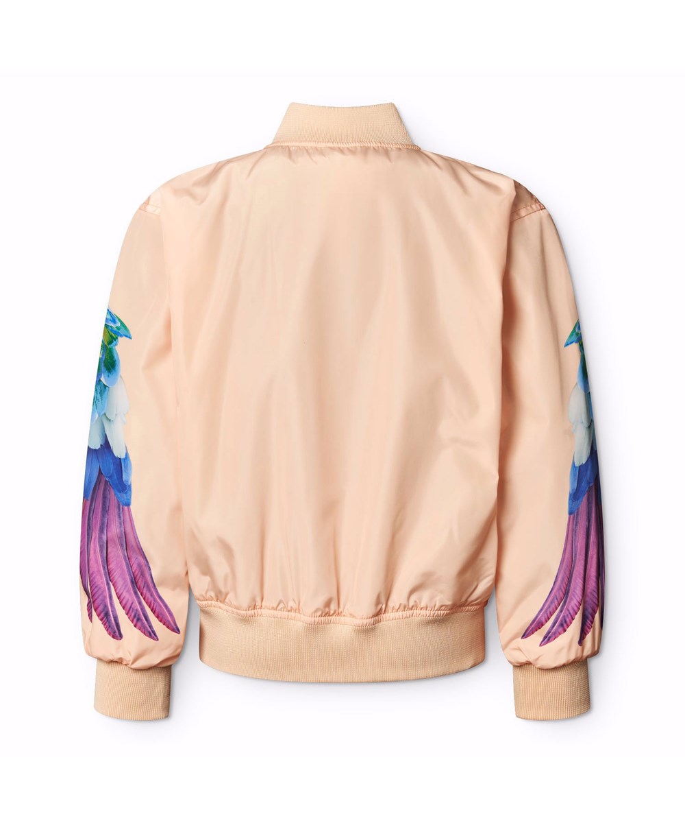 Haliva - Fantasy Parrots - Koralfarvet, vandafvisende (PFC-fri: PFOS og PFOA) bomberjakke til børn i genanvendt polyester med et farverigt print på ærmerne af papegøjer.