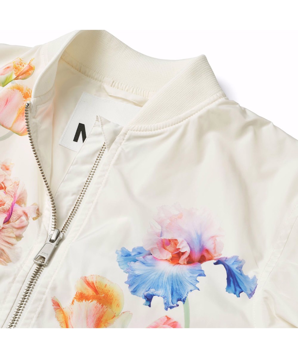 Haliva - Tullips White - Hvid, vandafvisende (PFC-fri: PFOS og PFOA) bomberjakke til børn i genanvendt polyester med et farverigt print af kunstneriske blomster.