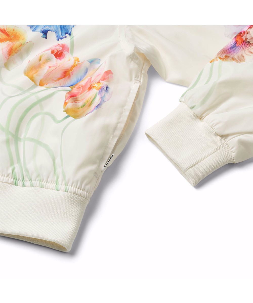 Haliva - Tullips White - Hvid, vandafvisende (PFC-fri: PFOS og PFOA) bomberjakke til børn i genanvendt polyester med et farverigt print af kunstneriske blomster.