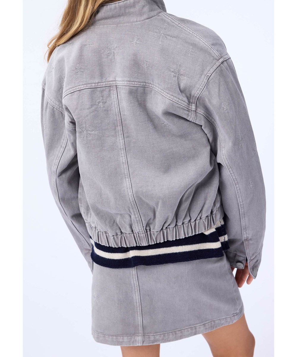 Hallie - Washed Grey - Grå denimjakke til børn med broderet stjerner i sølvtråd.