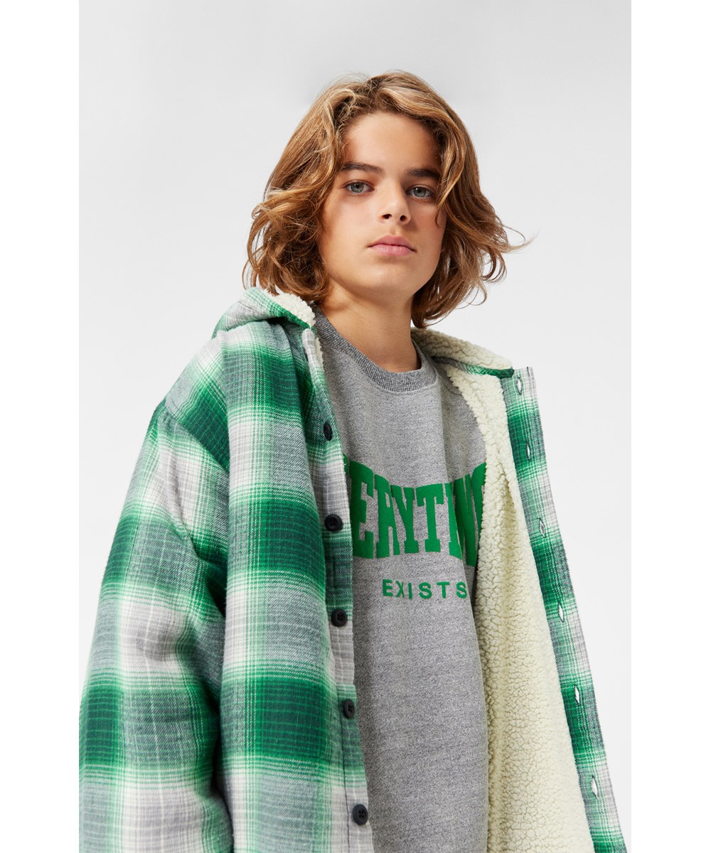 Hamelo - Fresh Check - Ternet overshirt i grønne og grå nuancer fremstillet i en blød bomulds blandning samt teddyforing, hvilket gør den komfortabel at have på og ideel til overgangsperioder eller som et ekstra lag på køligere dage