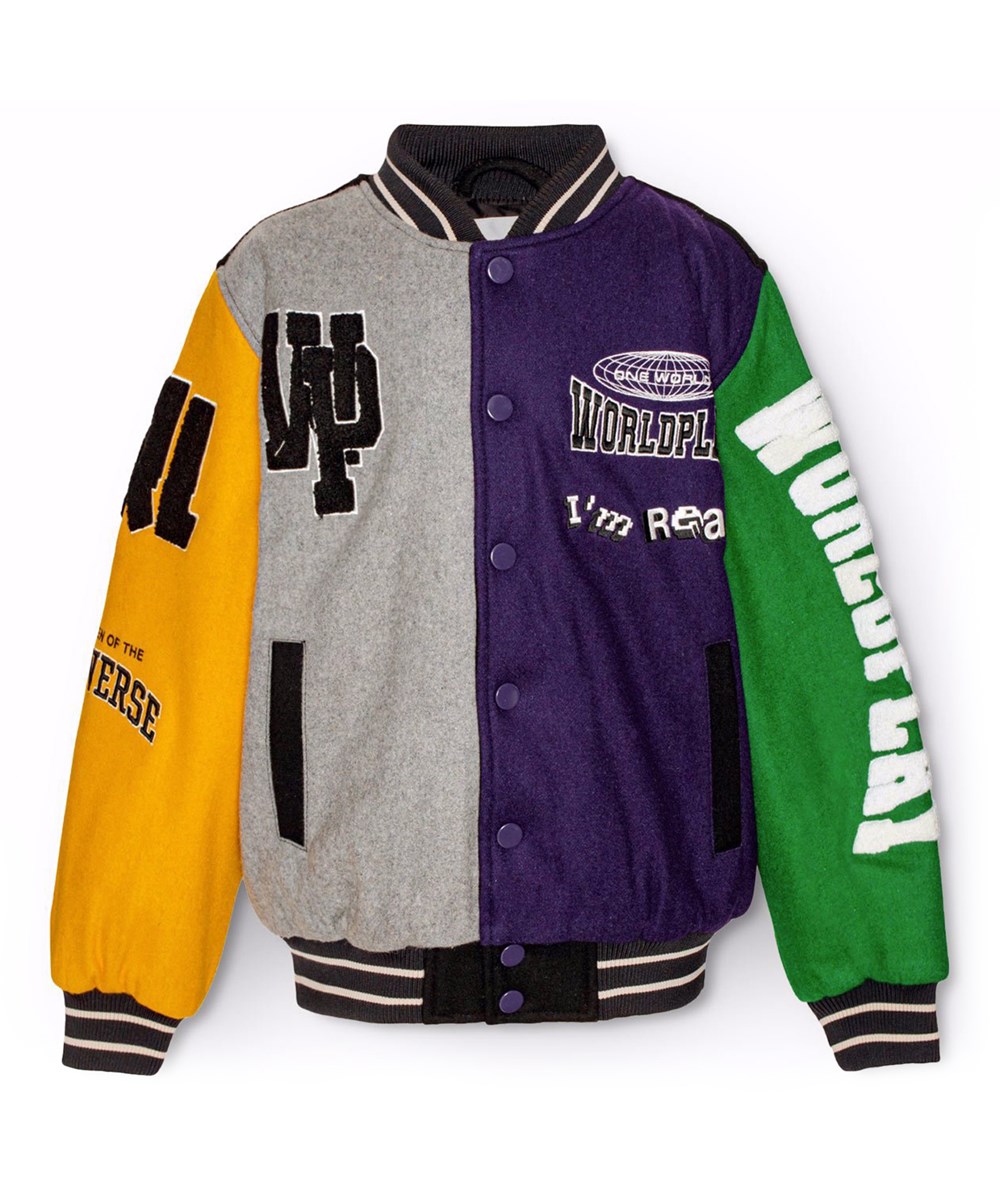 Hani - Multicolored - Baseball jakke i grøn, gul, grå og lilla farver med stilfulde patches, som kendetegner kollektionen, såsom "World Play," "In Real Life," og "I'm Real