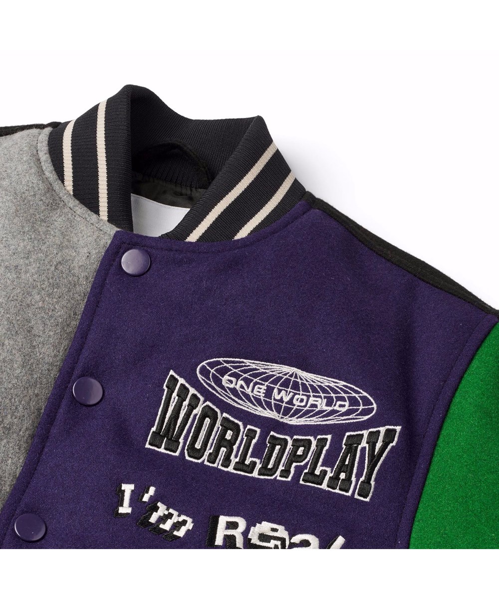 Hani - Multicolored - Baseball jakke i grøn, gul, grå og lilla farver med stilfulde patches, som kendetegner kollektionen, såsom "World Play," "In Real Life," og "I'm Real