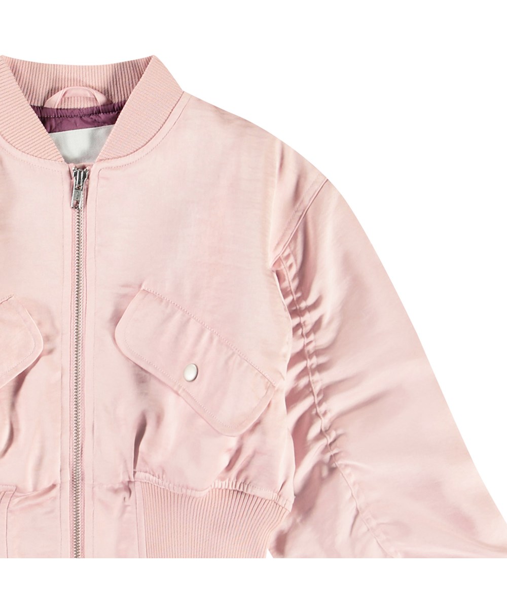 Hannie - Charlotte Pink - Cropped bomberjakke til børn i lyserød med et quiltet lilla foer.