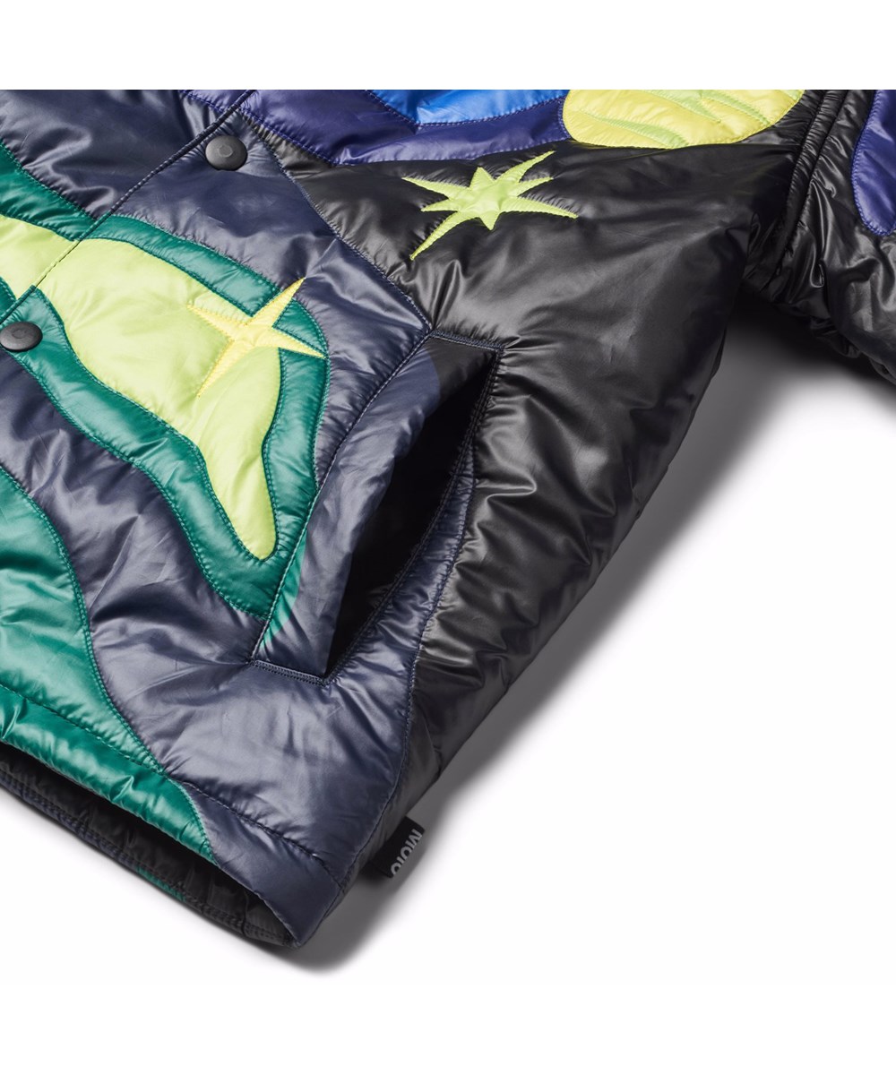 Haraldur - Space Quilt - Sort quiltet jakke til børn med space mønster og aliens i flotte farver.