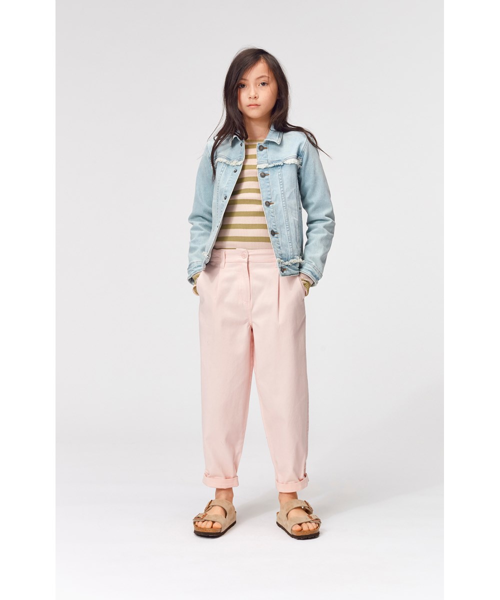 Hattie - Light Tinted Blue - Lyseblå denim jakke med frynse detaljer