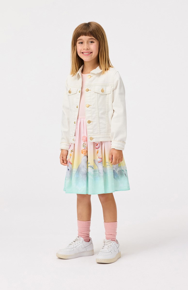 Heidi - Crisp White - Hvid denimjakke til børn med dekorative stikninger. Jakken har en tætsiddende pasform, skjortekrave, guldfarvet knapper på fronten, lommer og ved håndleddene.