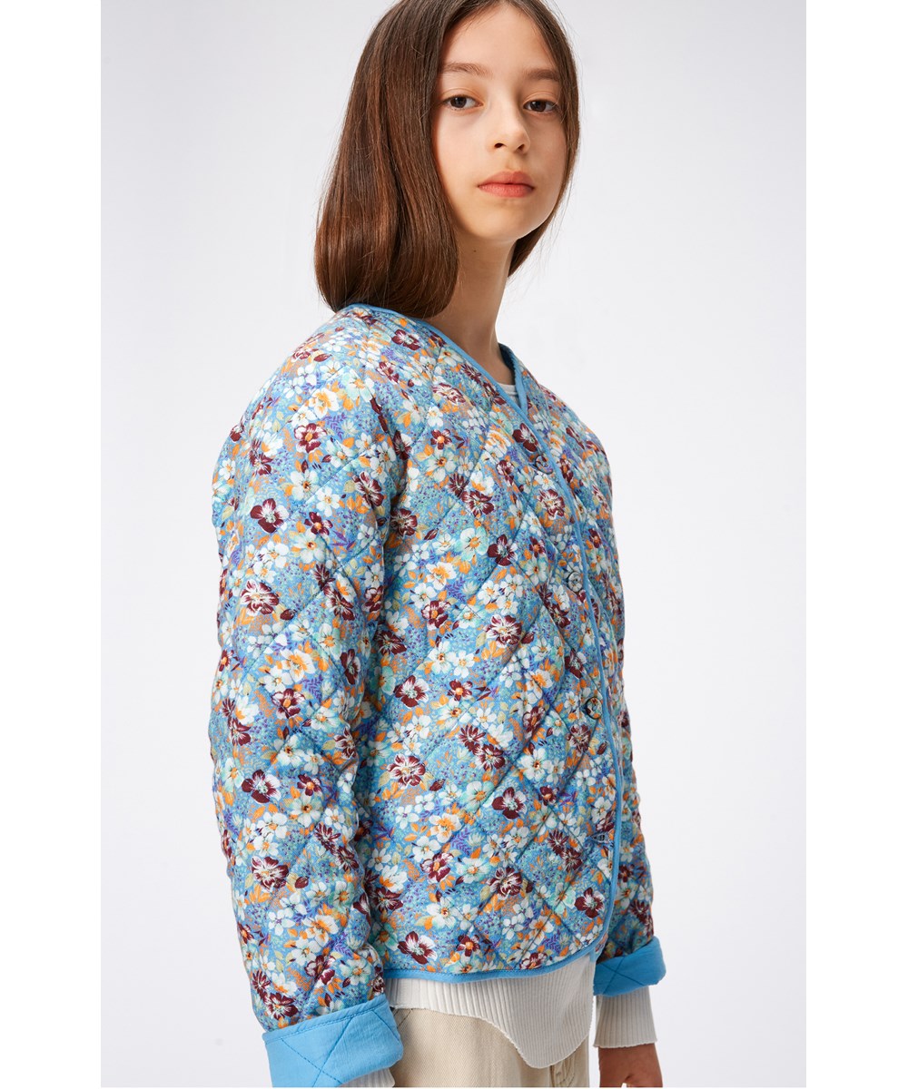 Herdis - Spring Bloom Mini - Sommerjakke til børn i bomuld med blomsterprint.