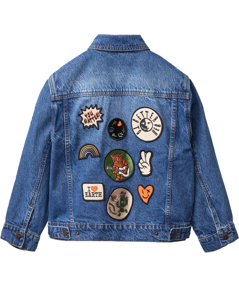 Honore - True Blue - Blå denim jakke i bomuld med med farverige broderede patches på ryggen til børn
