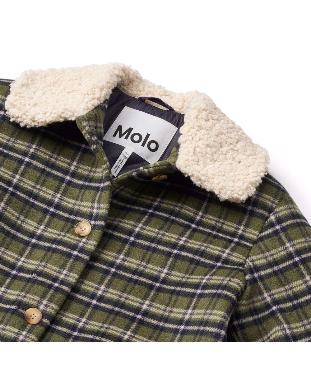 Hope - Evergreen Check - Knælang blå, grøn og hvid ternet jakke til børn i genanvendt polyester og uld blandning.