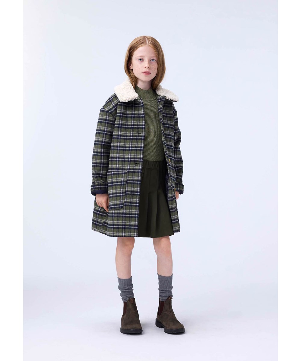 Hope - Evergreen Check - Knælang blå, grøn og hvid ternet jakke til børn i genanvendt polyester og uld blandning.